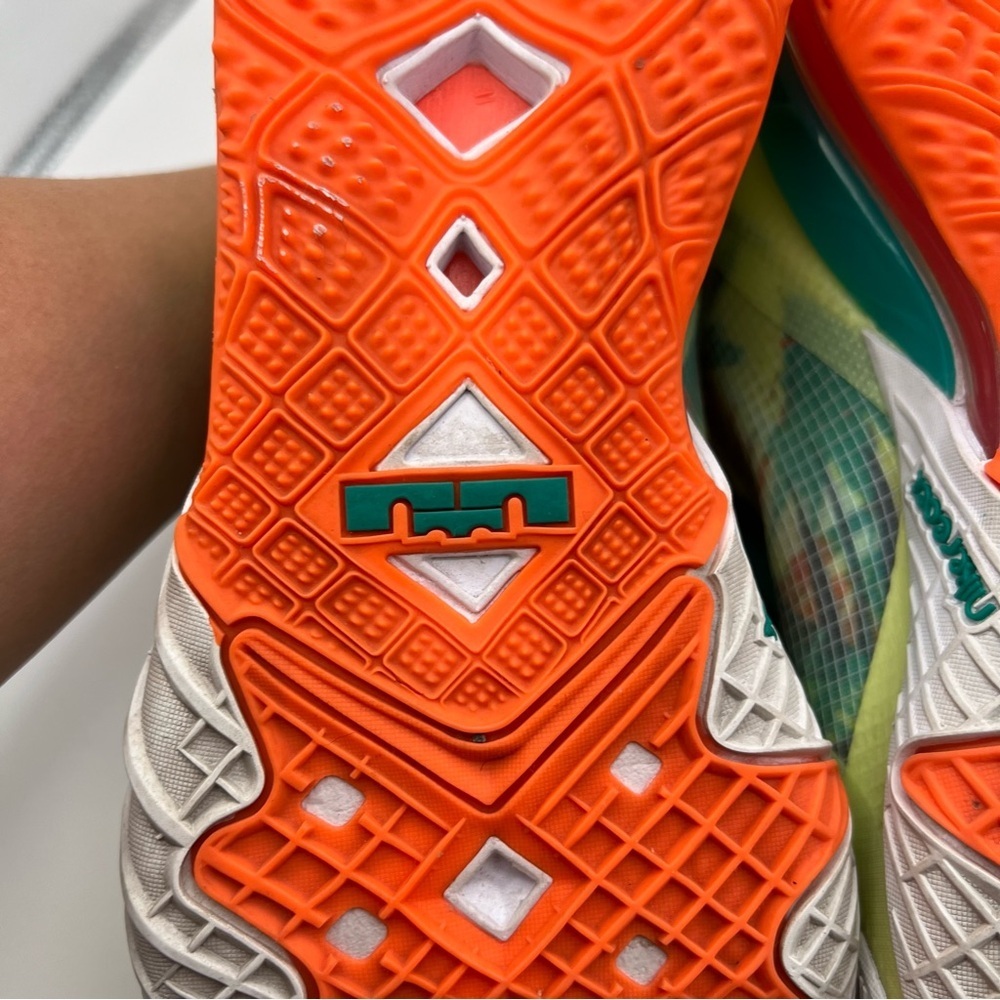 LeBron 18 harnesses Nike Sneakers - Picture 9 of 10